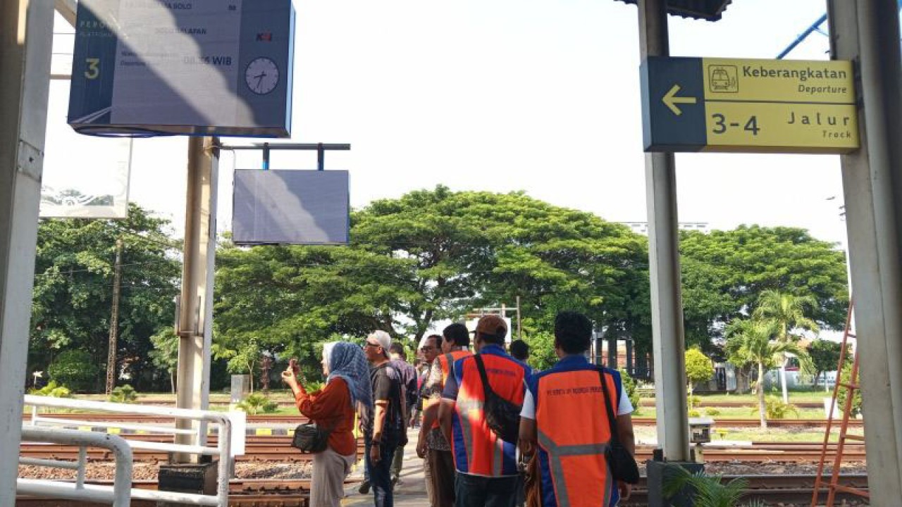 Suasana di dalam area Stasiun Cirebon, Jawa Barat, Senin (1/1/2024) siang. (ANTARA/Fathnur Rohman)
