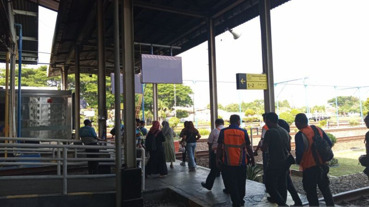 Sejumlah penumpang kereta api saat berada di Stasiun Cirebon, Jawa Barat, Jumat (5/1/2024). (ANTARA/Fathnur Rohman)