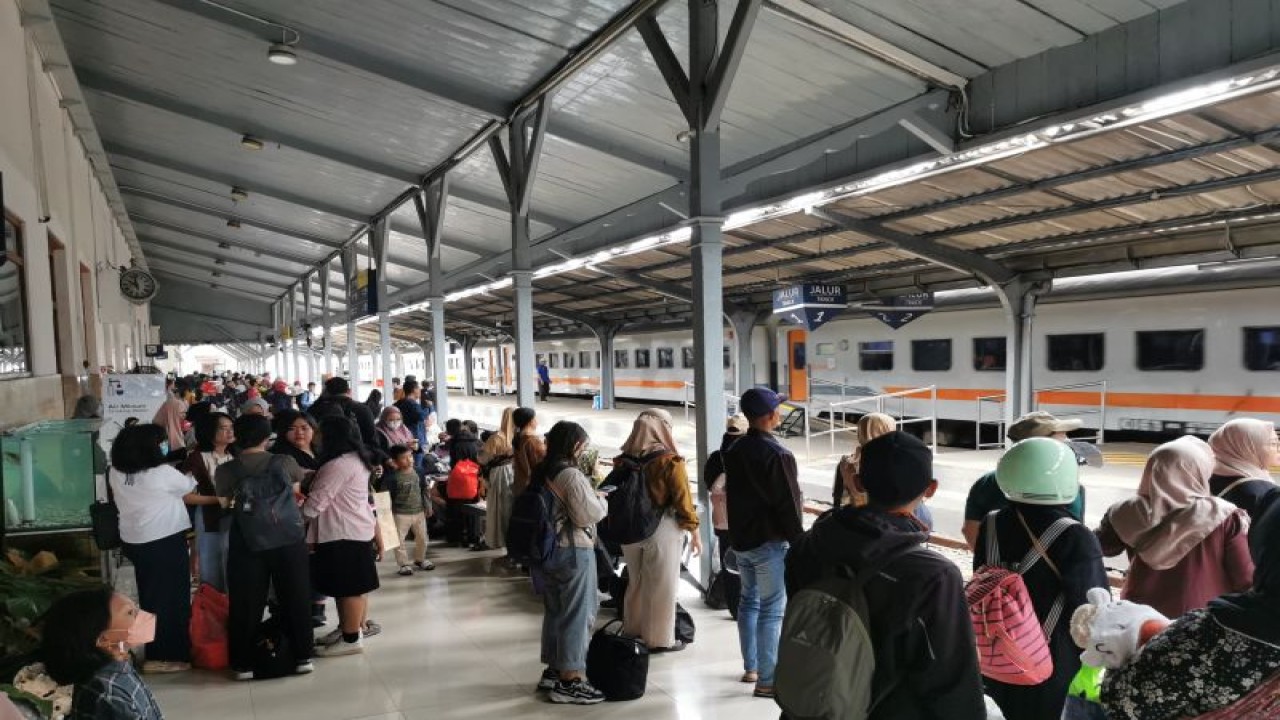Ilustrasi: Penumpang menunggu kedatangan kereta di Stasiun Jember pada liburan Tahun Baru 2024 (ANTARA/HO-Humas KAI Daop 9 Jember)