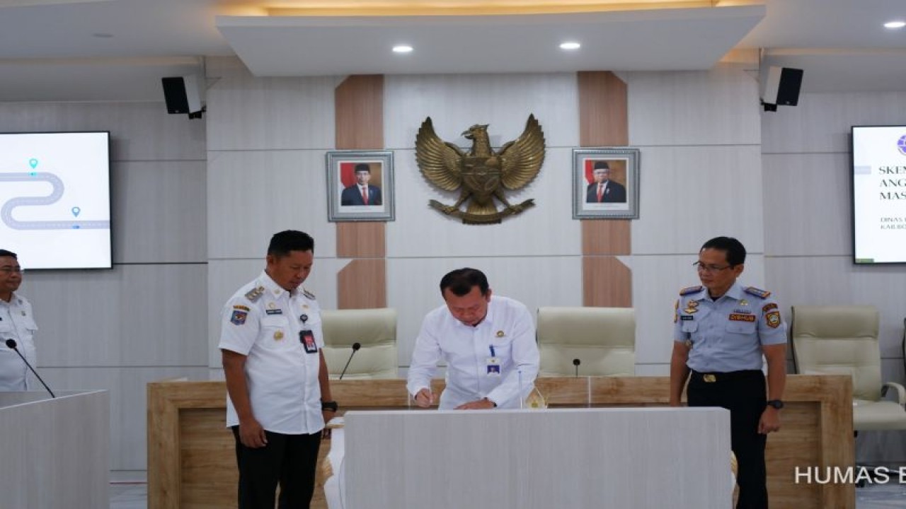 Plt Kepala BPTJ Suharto (tengah) saat penandatanganan nota kesepahaman (MoU) tentang program subsidi angkutan umum "buy the service" (BTS) dengan Pemerintah Kabupaten Bogor di Ruang Rapat Bupati Bogor, Cibinong, Kabupaten Bogor, Rabu (3/1/2024). ANTARA/HO-Humas BPTJ