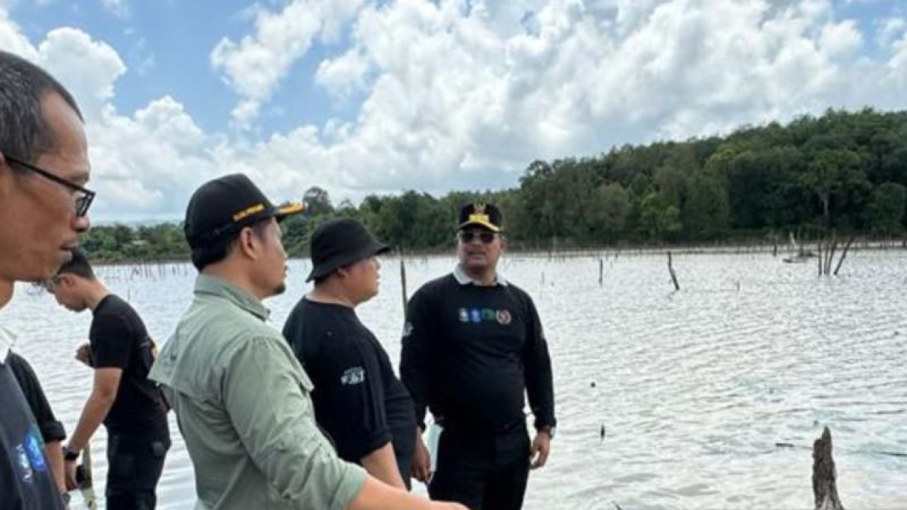 Pengawasan sumber air baku Tirta Bangka. ANTARA/Kasmono