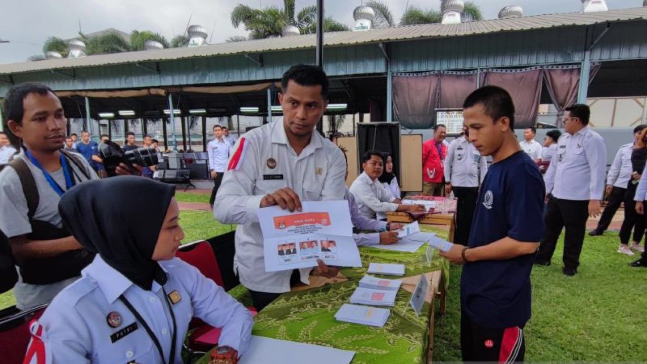 Kantor Wilayah Kementerian Hukum dan HAM (Kemenkumham) DKI Jakarta melakukan simulasi pemungutan suara di Lembaga Pemasyarakatan (Lapas) Kelas I Cipinang, Jakarta Timur, Rabu (10/1/2024). ANTARA/Syaiful Hakim