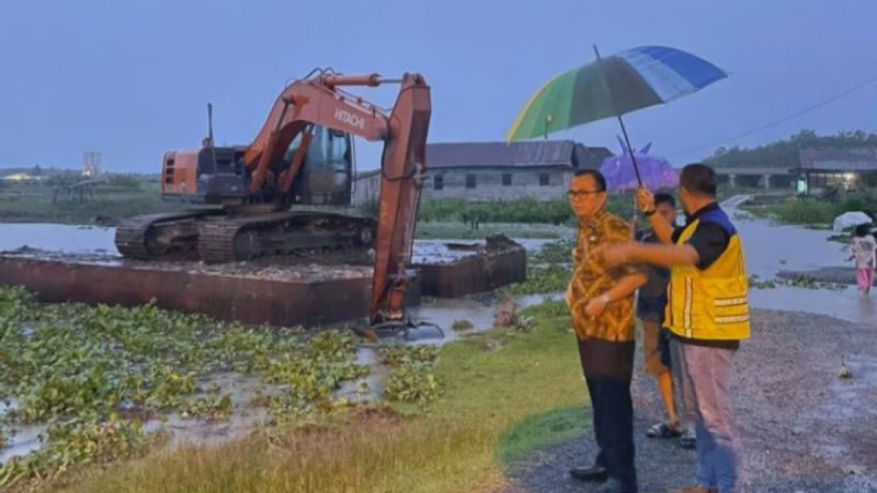 Pemerintah Kabupaten Banyuasin saat meninjau normalisasi anak sungai Musi dan sungai Banyuasin. ANTARA/HO- Pemkab Banyuasin