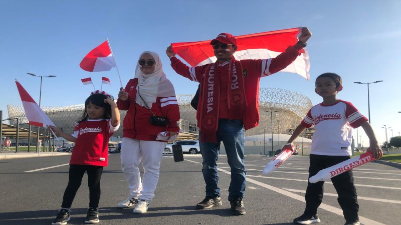 Satria, suporter timnas sepak bola Indonesia, datang bersama keluarga untuk menonton dan memberikan dukungan secara langsung pada Skuad Garuda pada pertandingan Indonesia vs Irak di Stadion Ahmad bin Ali di Al Rayyan, Qatar, Senin. (ANTARA/Roy Rosa Bachtiar)