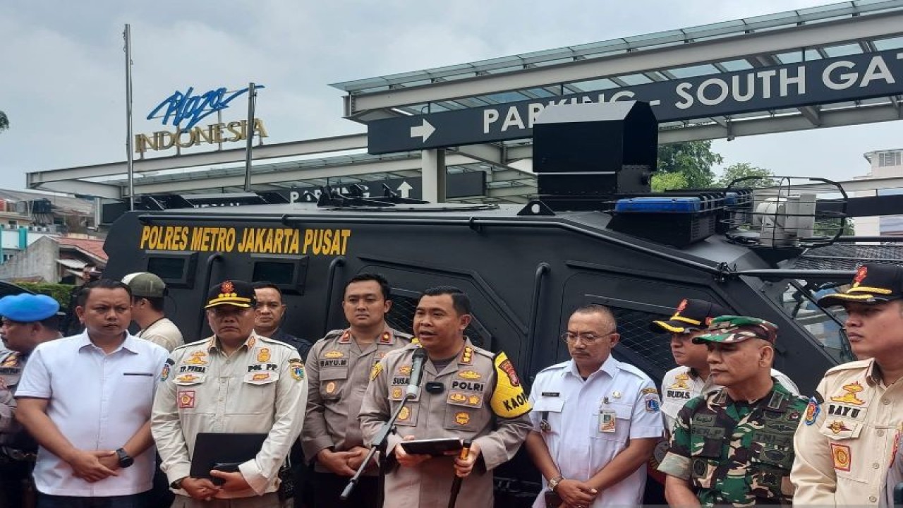 Kapolres Metro Jakarta Pusat Kombes Susatyo Purnomo Condro memberikan keterangan di depan Mal Plaza Indonesia kawasan Menteng, Jakarta Pusat, Rabu (3/1/2024). ANTARA/Mentari Dwi Gayati