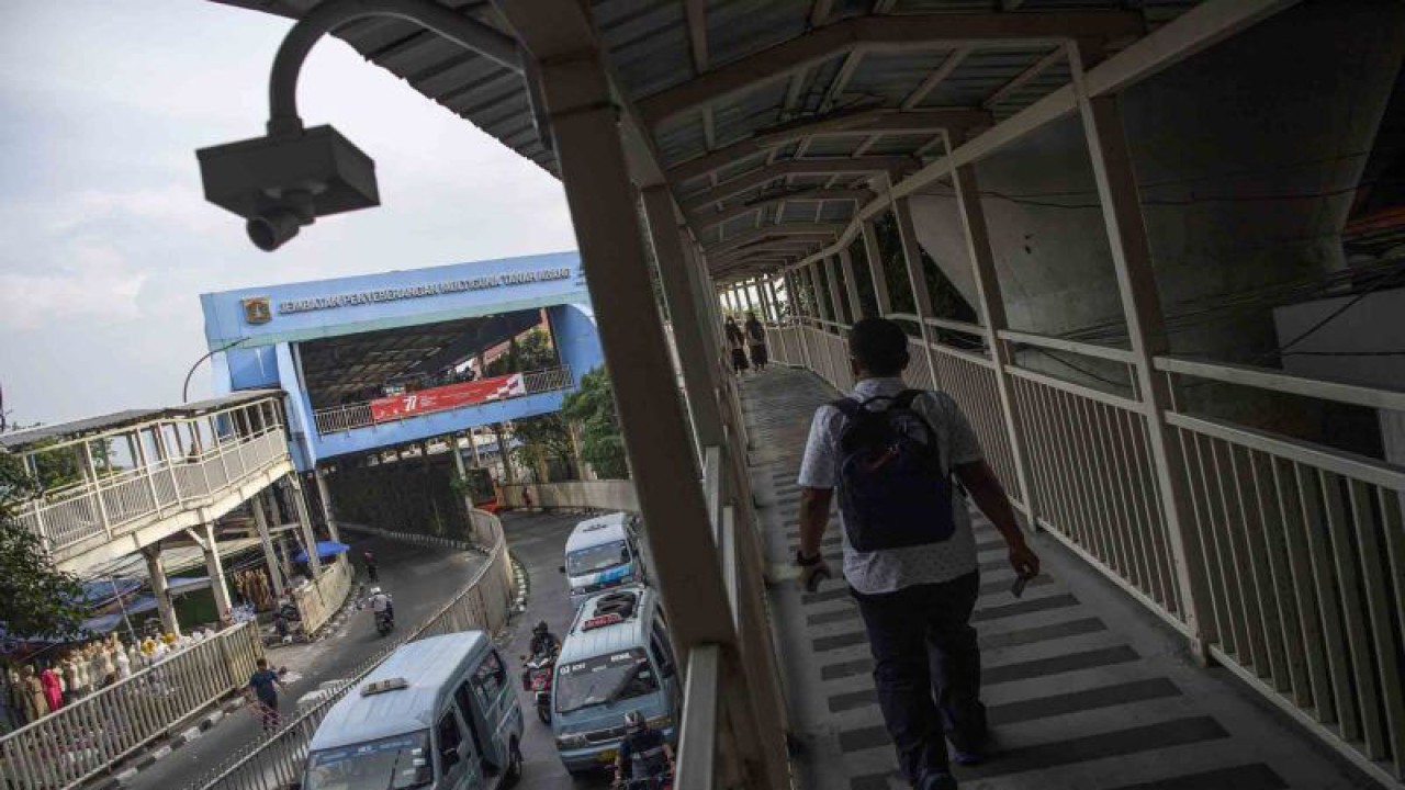 Arsip - Sejumlah moda transportasi umum saat melintas di dekat Jembatan Penyeberangan Multiguna Tanah Abang, Jakarta Pusat, Rabu (14/9/2022). ANTARA FOTO/Sigid Kurniawan/wsj.