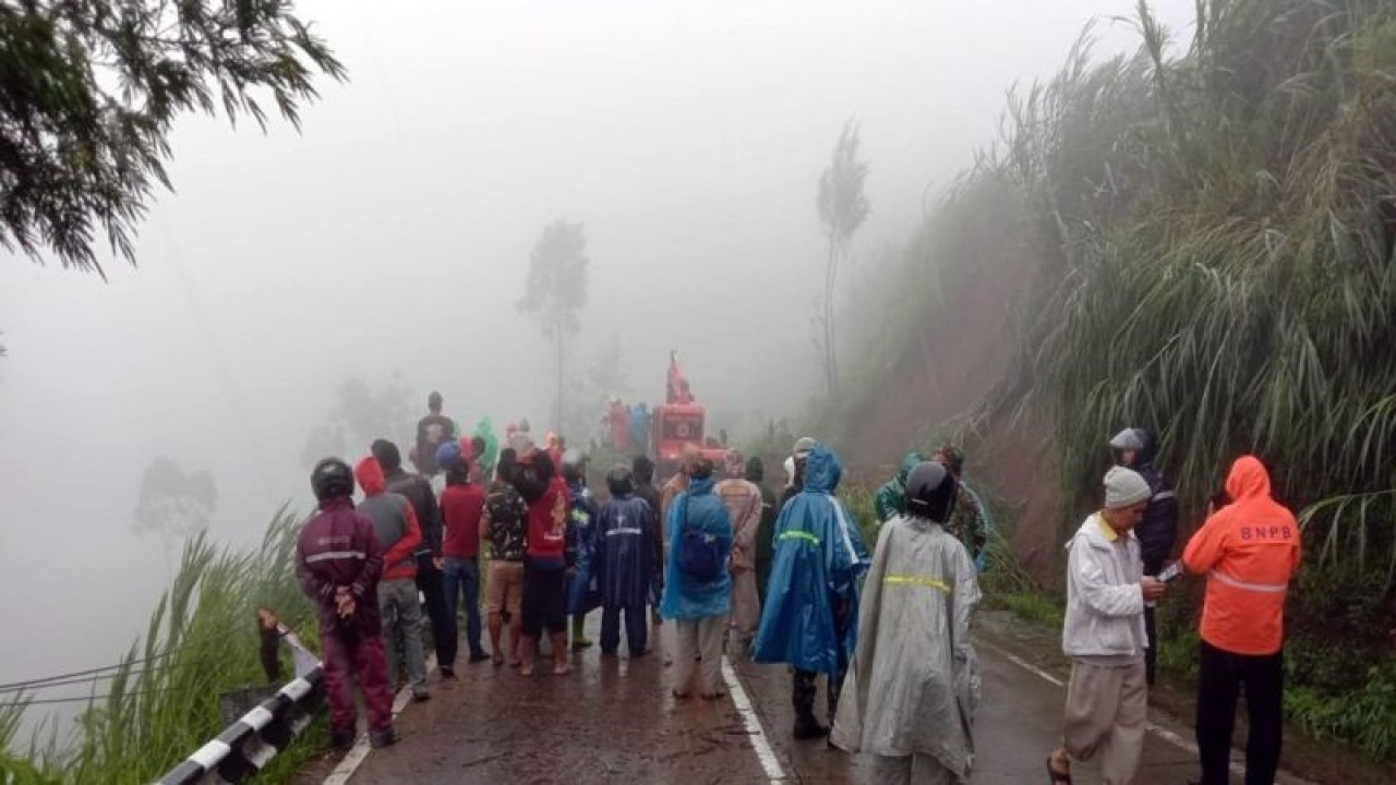 Tim gabungan BPBD, TNI, Polri dan warga setempat saat menyingkirkan material tanah Lonsor dengan alat berat di jalur SSB di Desa Lencoh, Kecamatan Selo, Kabupaten Boyolali, Jateng Jumat (19/1/2024). ANTARA/Bambang Dwi Marwoto