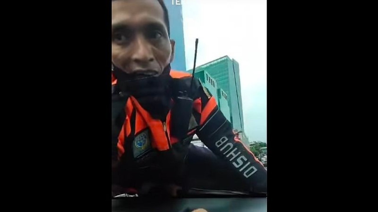 Tangkapan layar- Petugas Dinas Perhubungan berada di atas kap mesin mobil di Jakarta, Rabu (3/1/2024). ANTARA/Bayu Pratama S.