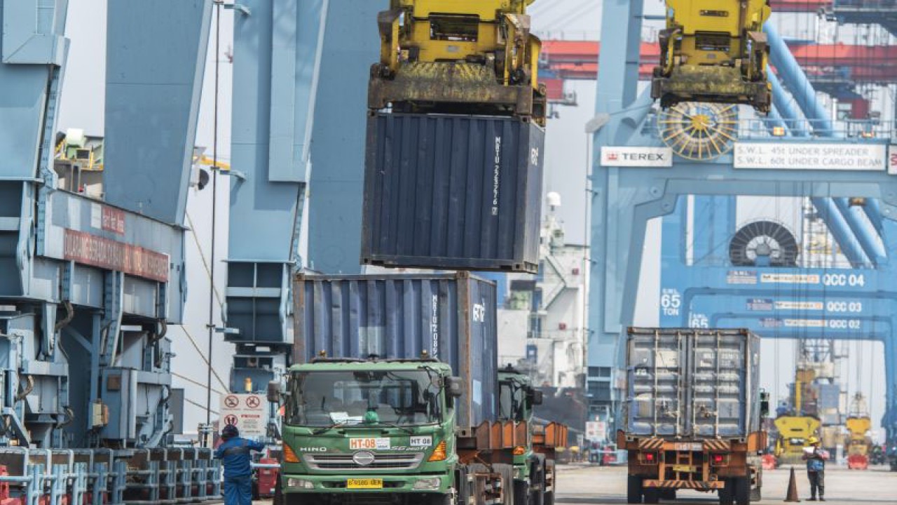 Proses bongkar muat peti kemas berlangsung di Pelabuhan Tanjung Priok, Jakarta, Kamis (16/11/2023). ANTARA FOTO/Bayu Pratama S/Spt.