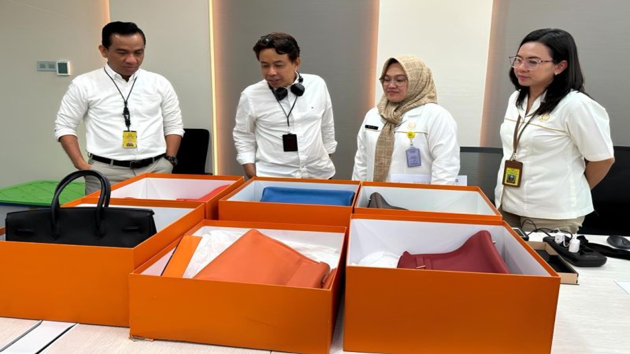 Tas mewah bermerek Hermes milik istri terpidana kasus korupsi dan TPPU Benny Tjokrosaputro diperlihatkan pada publik untuk dilelang oleh Kejaksaan Agung. (ANTARA/HO-Kejaksaan Agung)
