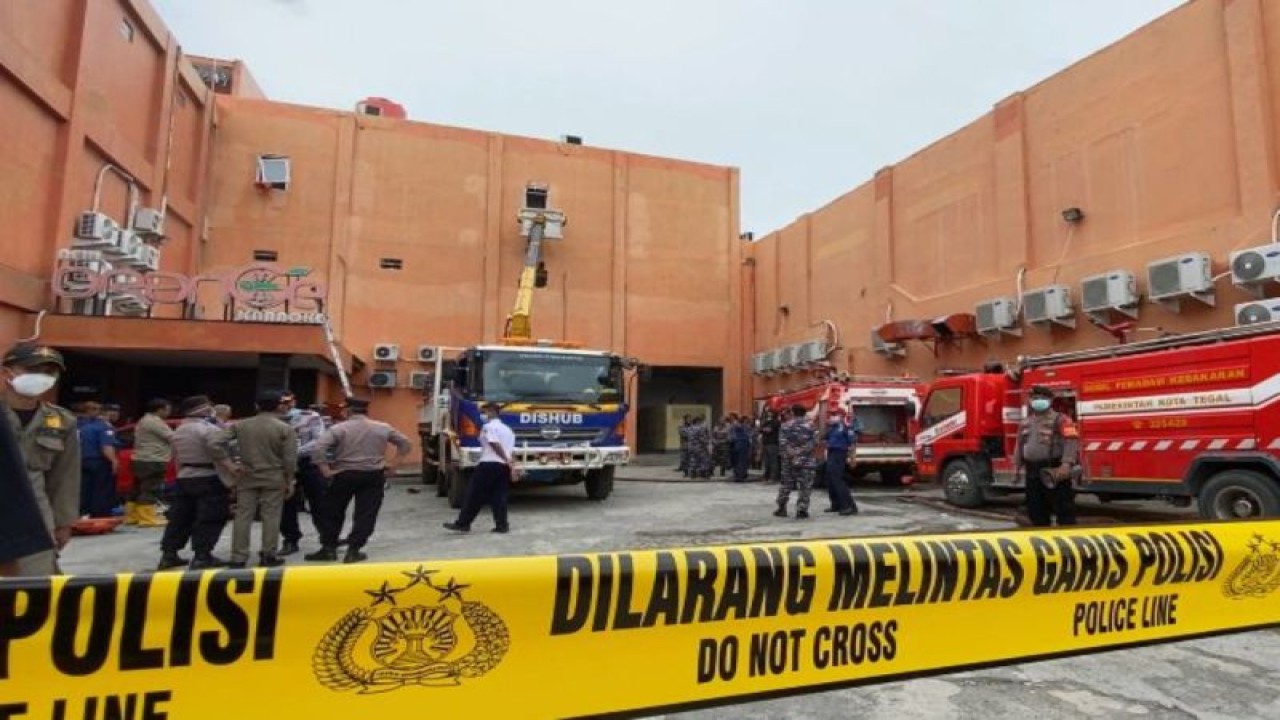 Petugas menangani kebakaran di sebuah tempat karaoke di Kota Tegal, Senin. (ANTARA/HO-Polres Tegal Kota)