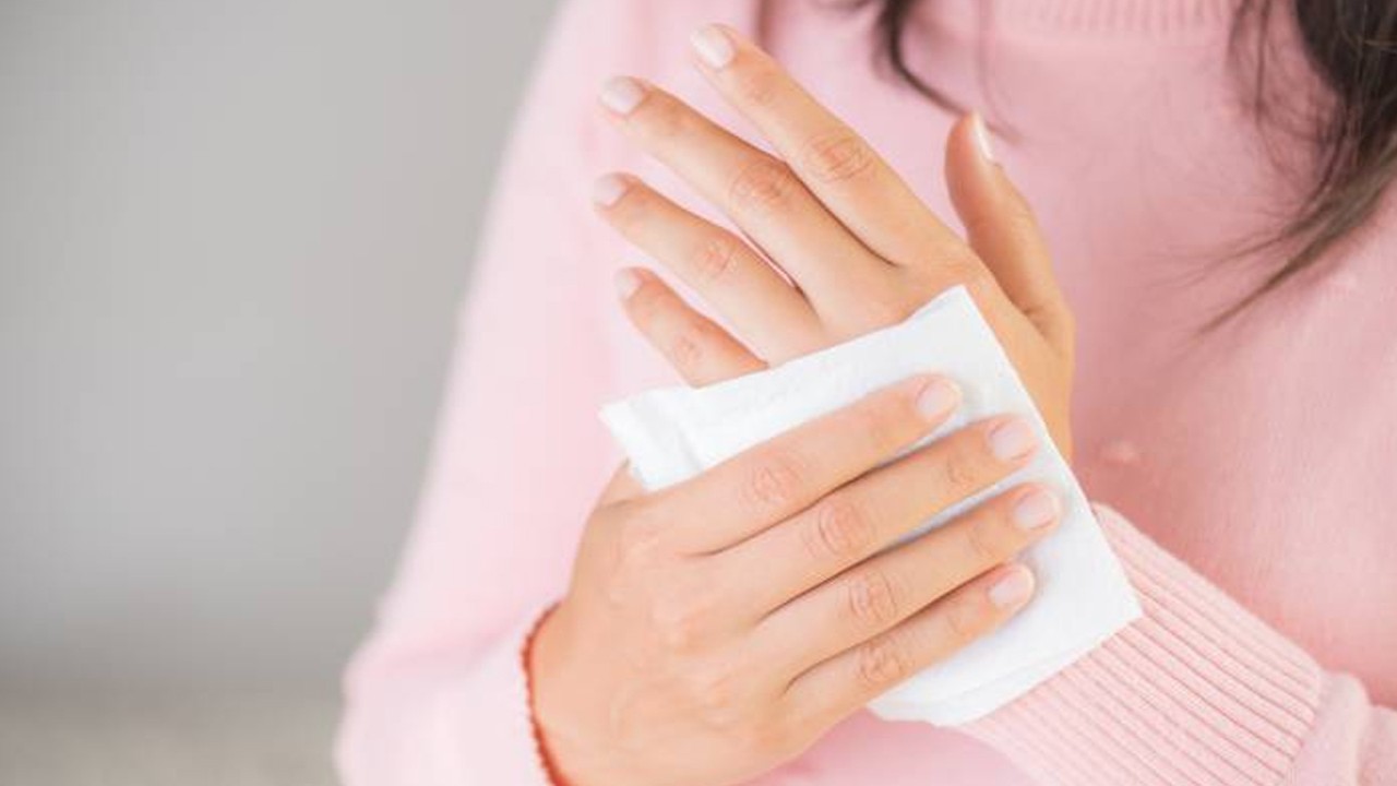 Ilustrasi telapak tangan berkeringat (halodoc.com)