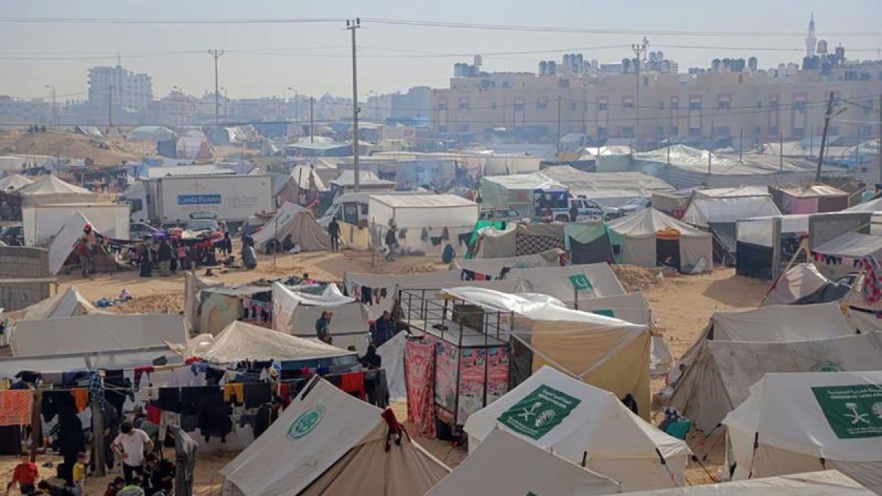 Tempat penampungan pengungsi warga Palestina di kota Rafah, Jalur Gaza selatan (8/12/2023). ANTARA/Xinhua/Rizek Abdeljawad/aa.