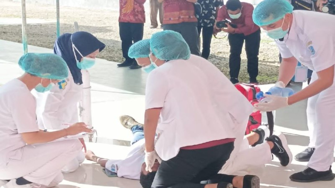 Tenaga kesehatan RSUD Biak, Papua praktik pertolongan pertama pasien pingsan di halaman rumah sakit. ANTARA/Muhsidin