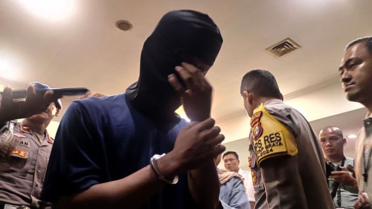 Tersangka pembunuhan pedagang semangka tertunduk saat dihadirkan pada konferensi pers di Polres Metro Jakarta Timur, Jakarta, Selasa (9/1/2024). ANTARA/Bayu Pratama Syahputra.