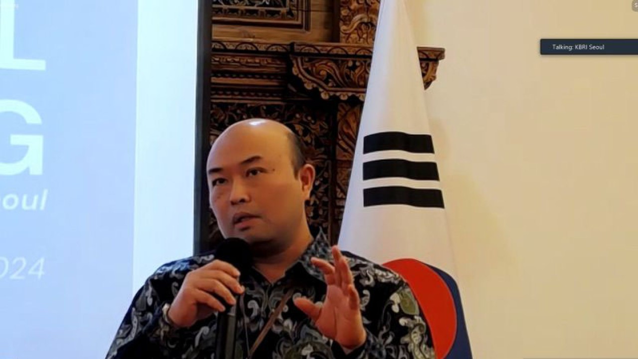 Koordinator Fungsi Protokol dan Konsuler KBRI Seoul Teuku Zulkaryadi berbicara dalam arahan pers KBRI Seoul yang dipantau secara di Jakarta, Rabu (31/1/2024). (ANTARA/Cindy Frishanti)