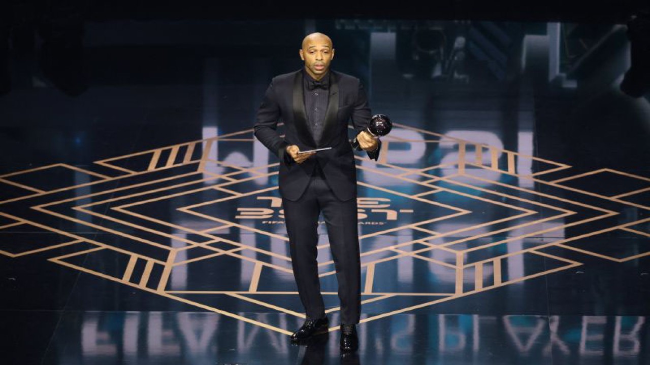 Thierry Henry mewakili Lionel Messi menerima penghargaan Pemain Terbaik FIFA 2023 di London, Senin (15/1/2024). (ANTARA/AFP/ADRIAN DENNIS)