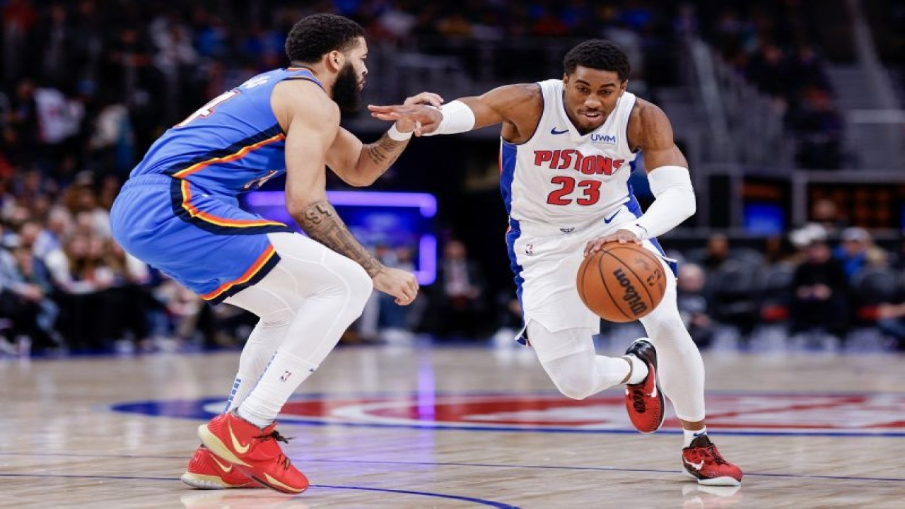 Pemain Detroit Pistons aden Ivey (kanan) membawa bola sambil dihadang oleh pemain Oklahoma City Thunder Kenrich Williams (kiri) dalam laga NBA di Little Caesars Arena Detroit Michigan. ANTARA/AFP/MIKE MULHOLLAND