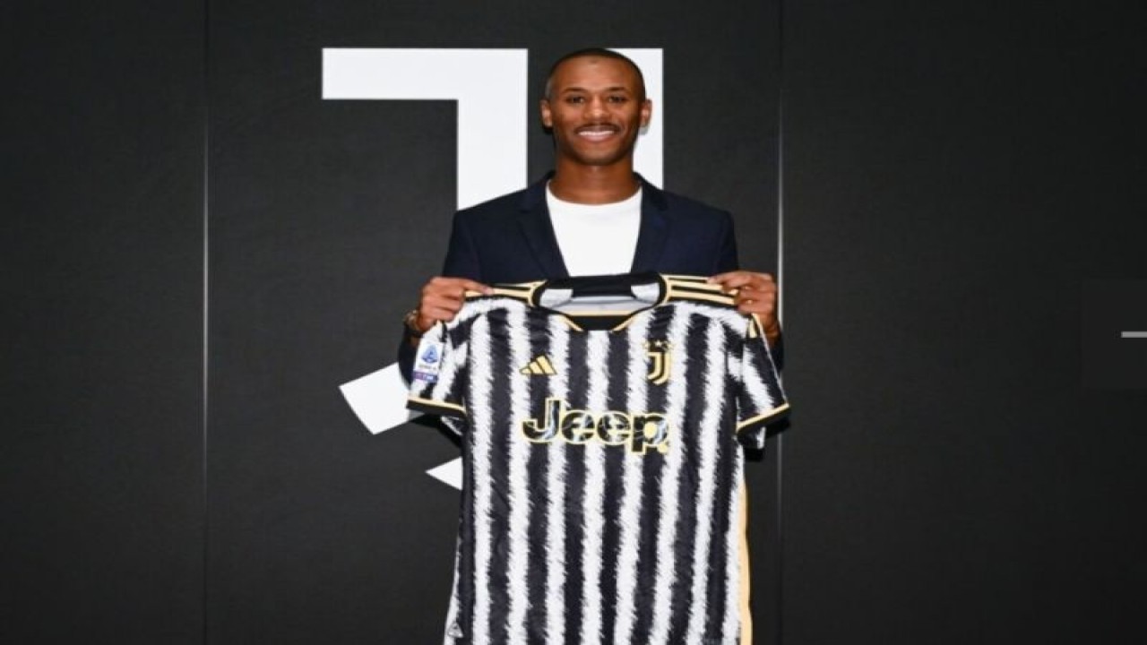 Tiago Djalo saat diperkenalkan secara resmi sebagai pemain baru Juventus pada Selasa (23/1/2024). ANTARA/HO-Juventus