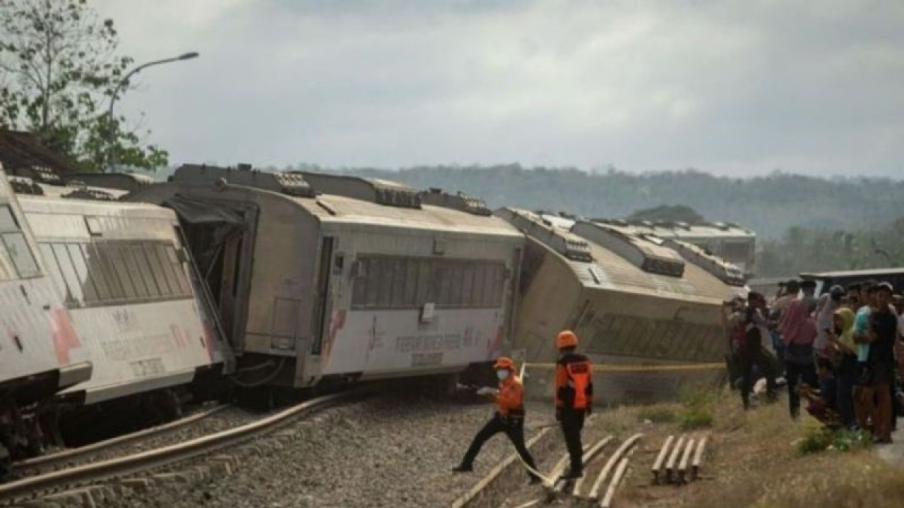 Kecelakaan terjadi antara Kereta Api (KA) Turangga dengan KA Lokal Bandung di jalur petak Stasiun Cicalengka Kecamatan Cicalengka, Kabupaten Bandung, Jawa Barat, Jumat (5/1/2023). (ANTARA/Rubby Jovan).