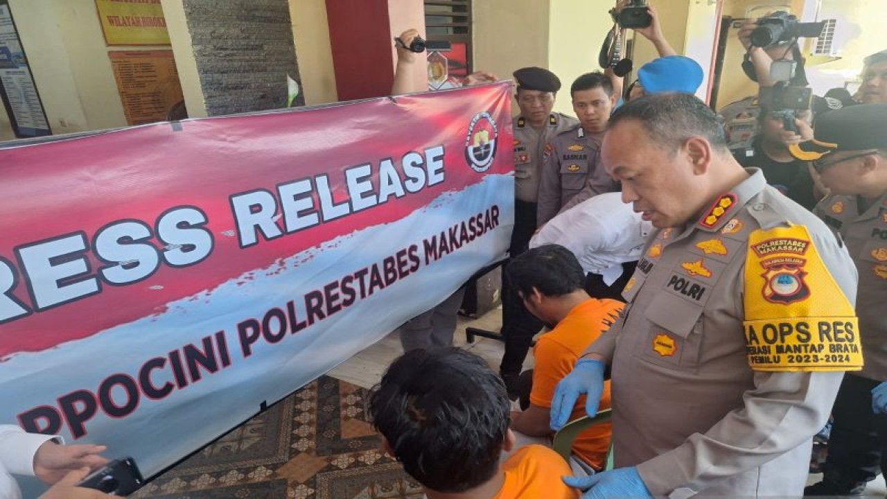 Kapolrestabes Makassar Kombes Pol Mokhamad Ngajib (kanan) menginterogasi dua pelaku begal merampas tas berisi berlian, saat ekspose kasus di Polsek Rappicini, Makassar, Sulawesi Selatan, Senin (22/1/2024). ANTARA/Darwin Fatir.