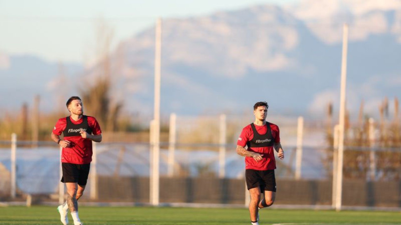Dua penggawa timnas Indonesia, Marc Klok (kiri) dan Shayne Pattynama (kanan) saat mengikuti latihan hari ketiga pemusatan latihan (TC) di Antalya, Turki, untuk Piala Asia 2023 di Huseyin Aygun Football Center, Titanic Deluxe Belek, Antalya, Turki, Sabtu (24/12/2023). (ANTARA/Ho/PSSI)