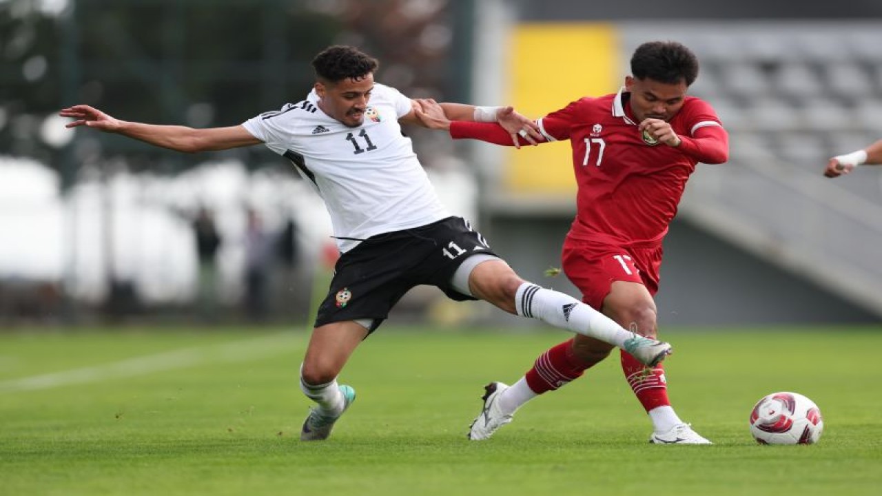 Pemain Indonesia Saddil Ramdani (17) berebut bola dengan pemain Libia Elmahdi Elkout (11) pada laga uji coba di Stadion Titanic Mardan, Antalya, Turki, Selasa (2/1/2024). Timnas Indonesia takluk dengan skor telak 0-4. (HO-PSSI)