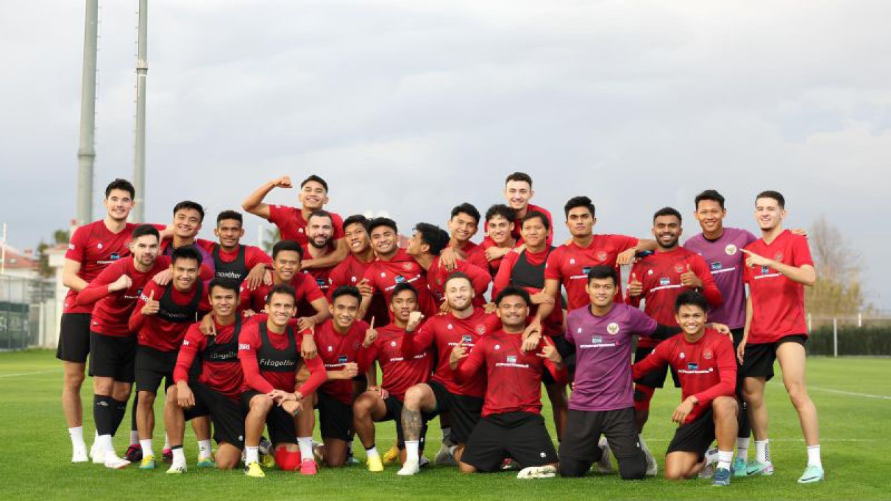Penggawa timnas Indonesia berpose saat mengikuti pemusatan latihan (TC) di Antalya, Turki, untuk persiapan Piala Asia 2023 (ANTARA/Ho/PSSI)