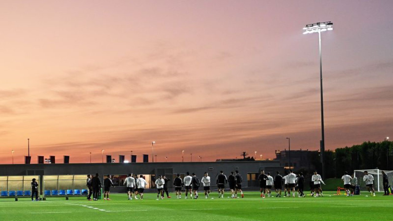 Sejumlah pemain Timnas Indonesia melakukan latihan di Stadion Al Egla 2, Lusail, Qatar, Minggu (14/1/2024). ANTARA FOTO/Yusran Uccang/wpa.