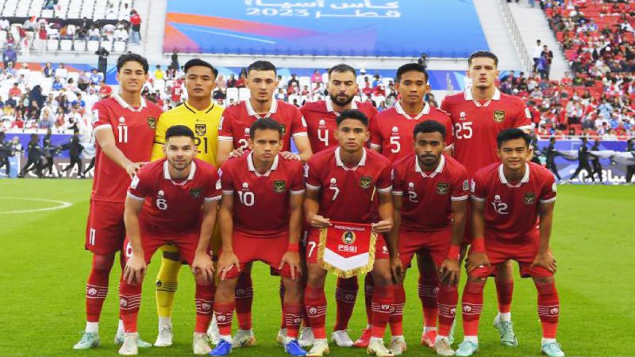 Timnas Indonesia berfoto bersama saat akan melawan Timnas Jepang pada pertandingan penyisihan grup D Piala Asia 2023 di Stadion Al Thumama, Doha, Qatar, Rabu (24/1/2024). ANTARA FOTO/Yusran Uccang/nz