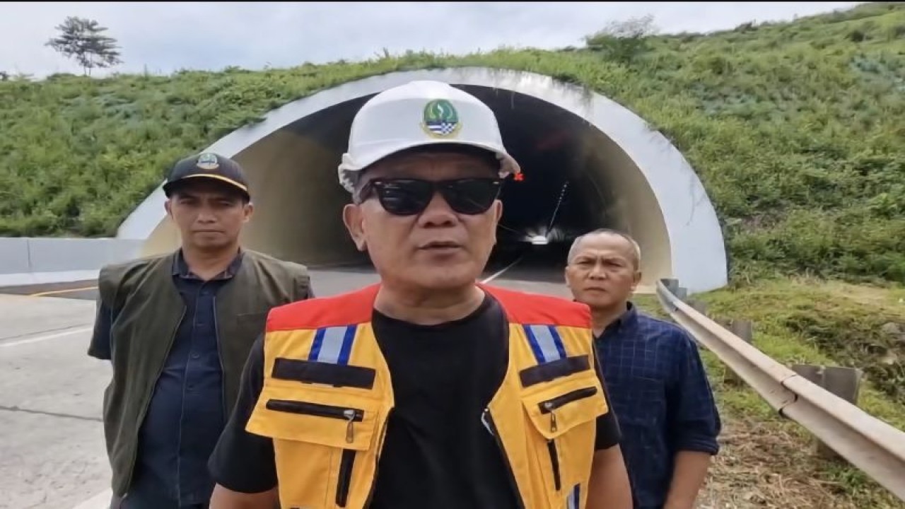 Kepala Dinas Bina Marga dan Penataan Ruang (DBMPR) Provinsi Jawa Barat Bambang Tirtoyuliono saat meninjau terowongan Tol Cisumdawu di Kabupaten Sumedang, Jawa Barat, Senin (1/1/2024). ANTARA/Istimewa.