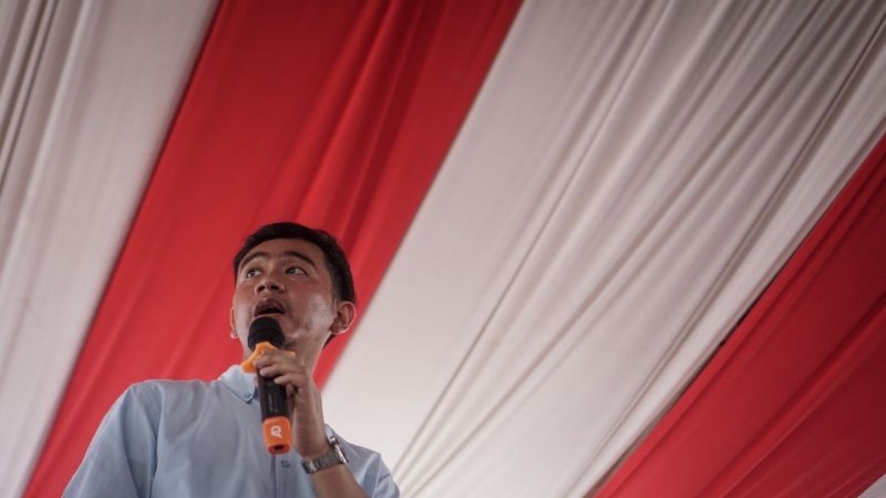 Calon wakil presiden nomor urut 2 Gibran Rakabuming Raka (kiri) berdialog dengan warga saat agenda kampanye Gibran Mendengar di Desa Gilirejo Baru, Miri, Sragen, Jawa Tengah, Senin (1/1/2024). Kegiatan tersebut untuk mendengarkan aspirasi dan berdialog dengan masyarakat setempat serta membantu mengembangkan potensi desa hingga berdampak positif untuk kesejahteraan warga. ANTARA FOTO/Mohammad Ayudha/aww. (ANTARA FOTO/MOHAMMAD AYUDHA)