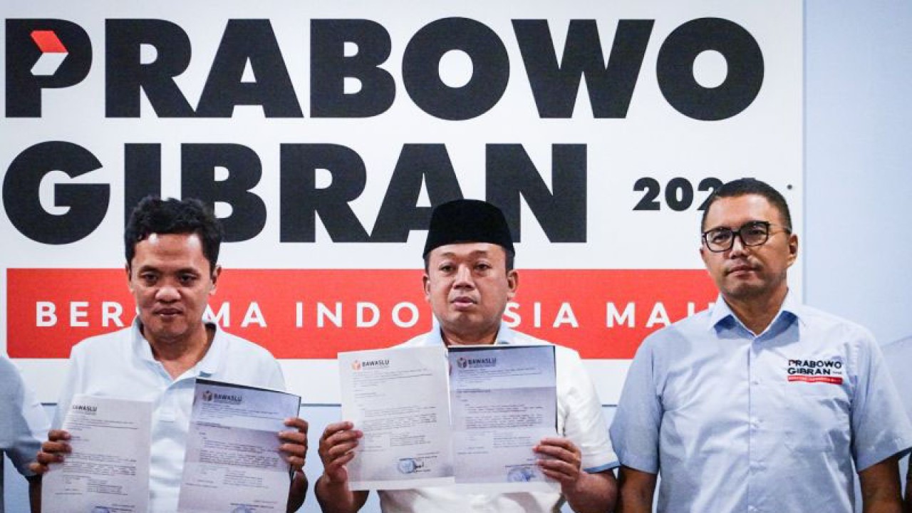 Wakil Komandan Echo (Hukum dan Advokasi) TKN Prabowo-Gibran, Habiburokhman (kiri), Sekretaris TKN Nusron Wahid (tengah), dan Wakil Komandan Alpha TKN Fritz Edward Siregar (kanan) menunjukkan dua surat pemanggilan calon wakil presiden nomor urut 2 Gibran Rakabuming Raka oleh Bawaslu Kota Jakarta Pusat saat jumpa pers di Media Center TKN, Jakarta, Selasa (2/1/2023) malam. (ANTARA/Aprillio Abdullah Akbar)