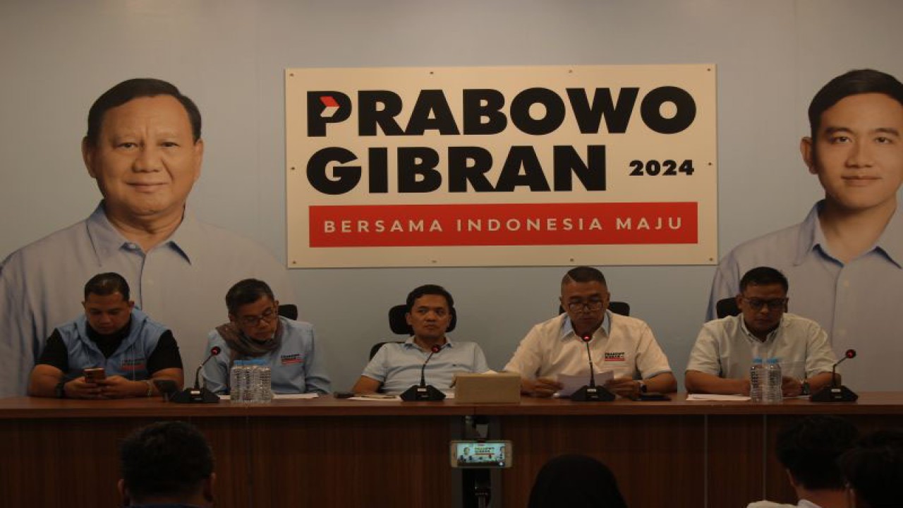 Wakil Komandan Hukum dan Advokasi TKN Prabowo-Gibran, Habiburokhman (tengah) dan Komandan Hukum dan Advokasi TKN Prabowo-Gibran, Hinca Pandjaitan (dua kiri) saat konferensi pers di Media Center TKN Prabowo-Gibran, Jakarta Selatan, Kamis (4/1/2024). ANTARA/Rina Nur Anggraini.