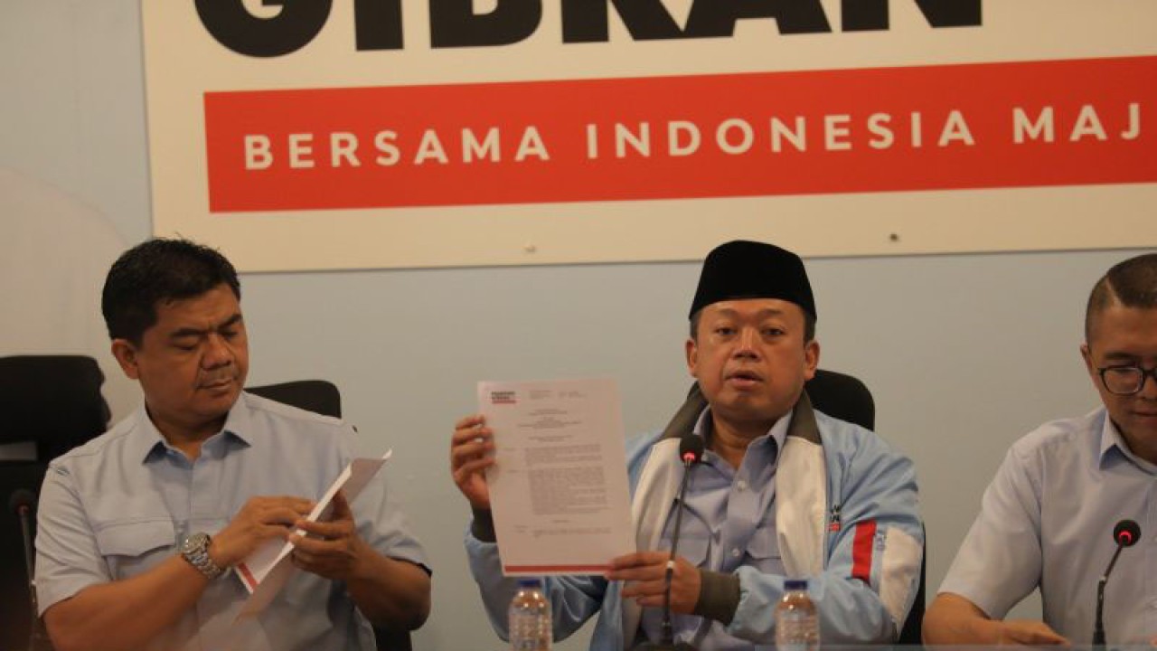Sekretaris Tim Kampanye Nasional (TKN) Prabowo-Gibran, Nusron Wahid (tengah) menunjukkan surat keputusan (SK) bergabungnya Gubernur Jawa Timur Khofifah Indar Parawansa dengan TKN Prabowo-Gibran, saat konferensi pers di Media Center TKN Prabowo-Gibran, Jakarta Selatan, Kamis (11/1/2024). (ANTARA/HO-Media Center TKN Prabowo Gibran)