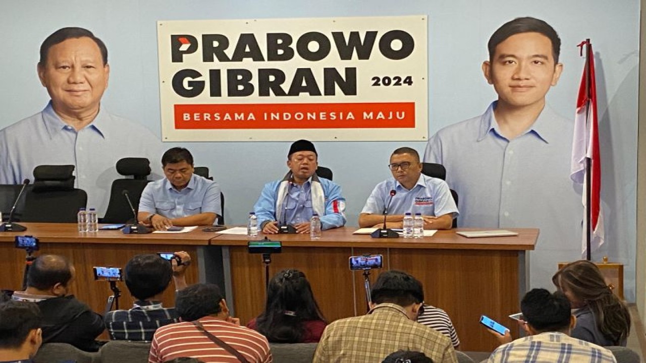 Sekretaris Tim Kampanye Nasional (TKN) Prabowo-Gibran, Nusron Wahid (tengah), saat konferensi pers di Media Center TKN Prabowo-Gibran, Jakarta Selatan, Kamis (11/1/2024). (ANTARA/Fath Putra Mulya)