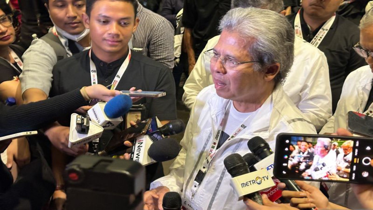 Deputi Hukum TPN Ganjar-Mahfud, Todung Mulya Lubis (kanan) saat memberikan keterangan di Djakarta Theater, Jakarta, Sabtu (30/12/2023). (ANTARA/Rio Feisal)