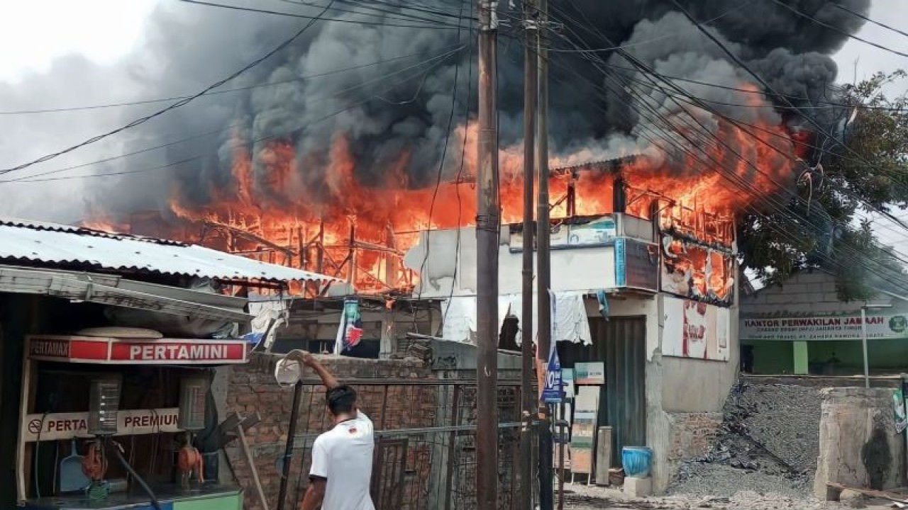 Sebuah toko bangunan ludes terbakar di Jalan Gardu No 2A RT 009/RW 03 Kelurahan Balekambang, Kecamatan Kramat Jati, Jakarta Timur, Selasa (2/1/2024) ANTARA/HO-Sudin Gulkarmat Jakarta Timur