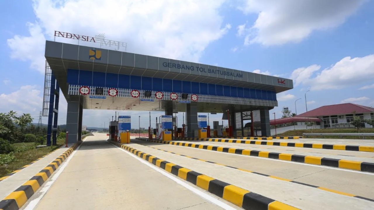 Gerbang tol Baitussalam ruas tol Sigli-Banda Aceh (Sibanceh) seksi 6 Kuta Baro-Baitussalam, Aceh Besar, Aceh, Senin (10/4/2023). ANTARA/Khalis Surry