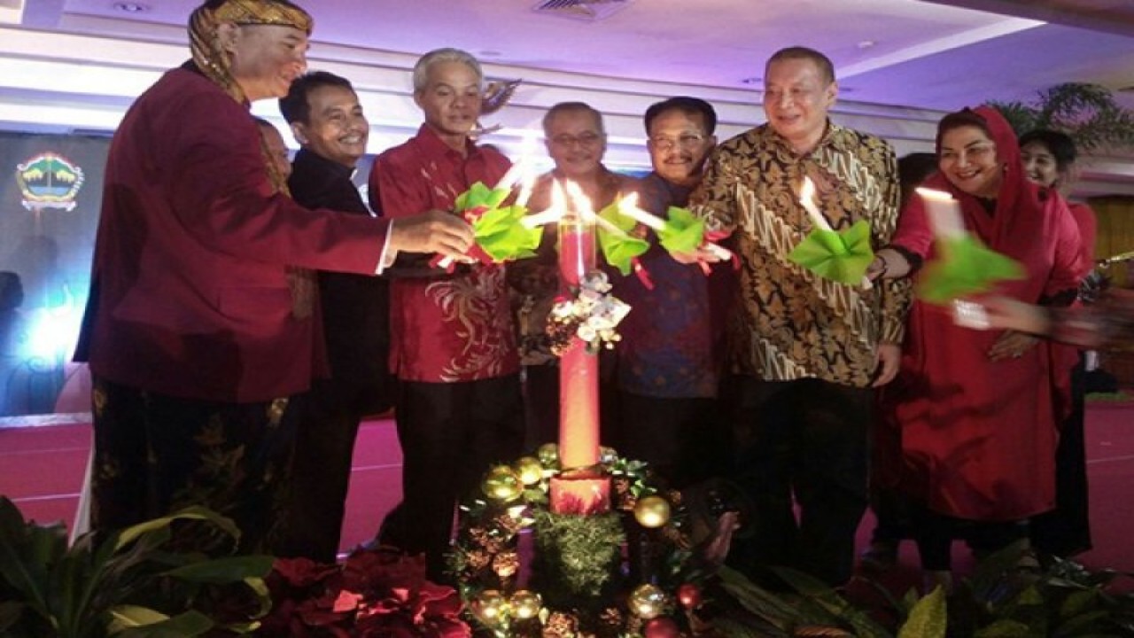 Ilustrasi - Ganjar Pranowo selaku Gubernur Jawa Tengah (tiga dari kiri) dan jajaran muspida serta tokoh agama menyalakan lilin bersama dalam Perayaan Natal 2016 dan Tahun Baru 2017 ldi Semarang, Jumat (13/1). FOTO: ANTARAJATENG.COM/Zuhdiar Laeis.