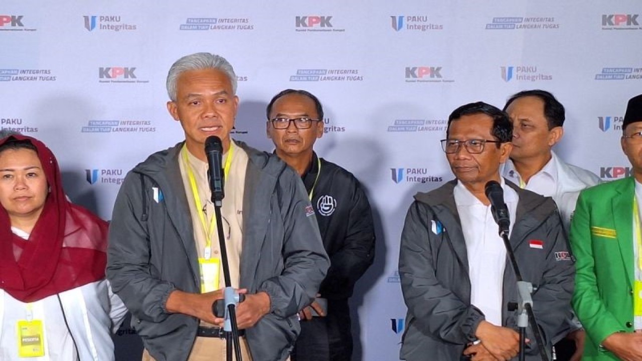 Pasangan capres-cawapres nomor urut 3 Ganjar Pranowo-Mahfud Md memberikan keterangan usai hadir dalam acara Penguatan Antikorupsi bagi Penyelenggara Negara Berintegritas (PAKU Integritas) di Gedung Joeang KPK, Jakarta Selatan, Rabu (17/1/2024). (ANTARA/Fianda Sjofjan Rassat)