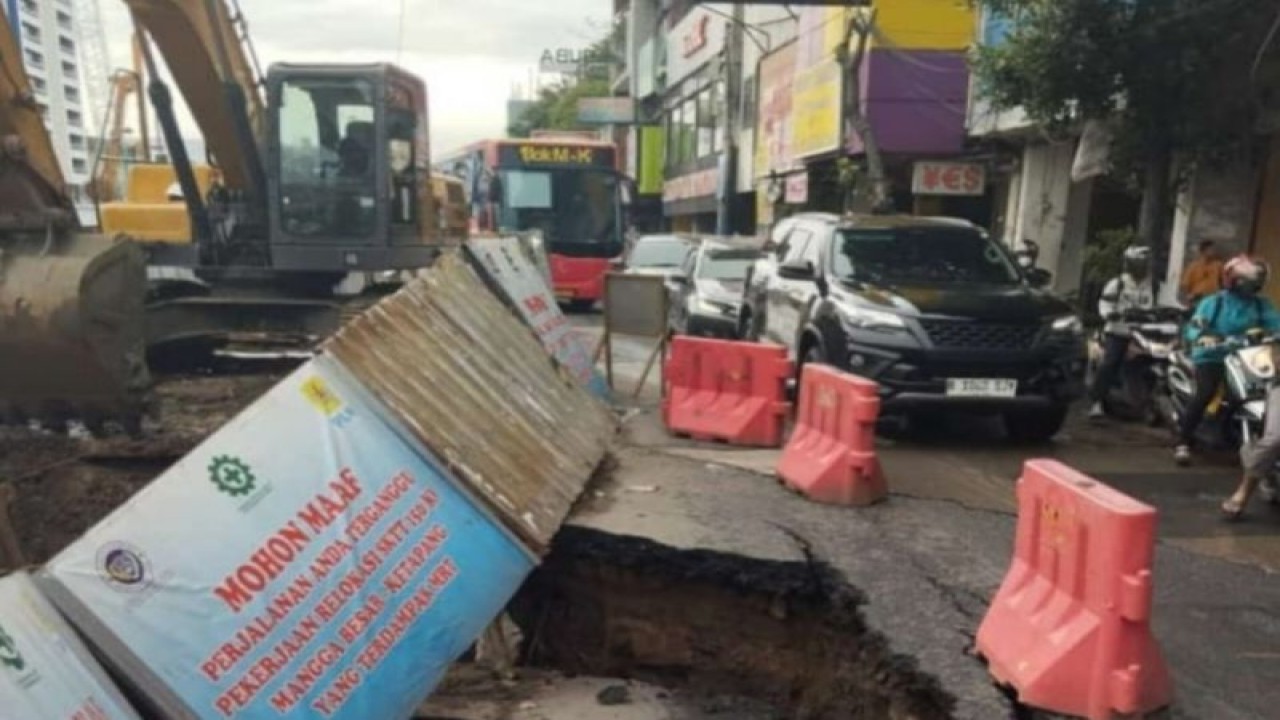 PT Transportasi Jakarta (TransJakarta) melakukan penyesuaian rute akibat adanya jalan rusak di sekitar Olimo, Jakarta Barat, Kamis (4/1/2023). (ANTARA/HO-PT TransJakarta)