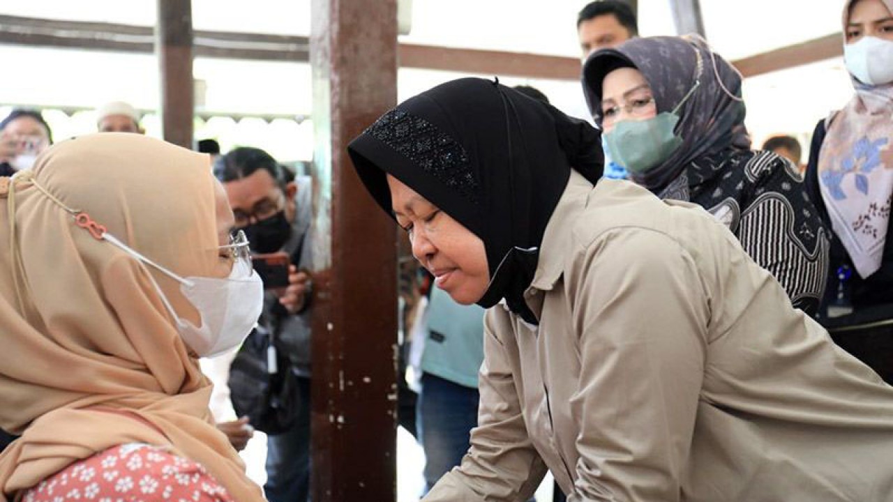 Menteri Sosial Tri Rismaharini memberikan perhatian kepada ahli waris korban tragedi Kanjuruhan di Kantor Kecamatan Purwosari, Pasuruan, Jawa Timur, Sabtu (15/10/2022). ANTARA/HO-Kemensos/am.