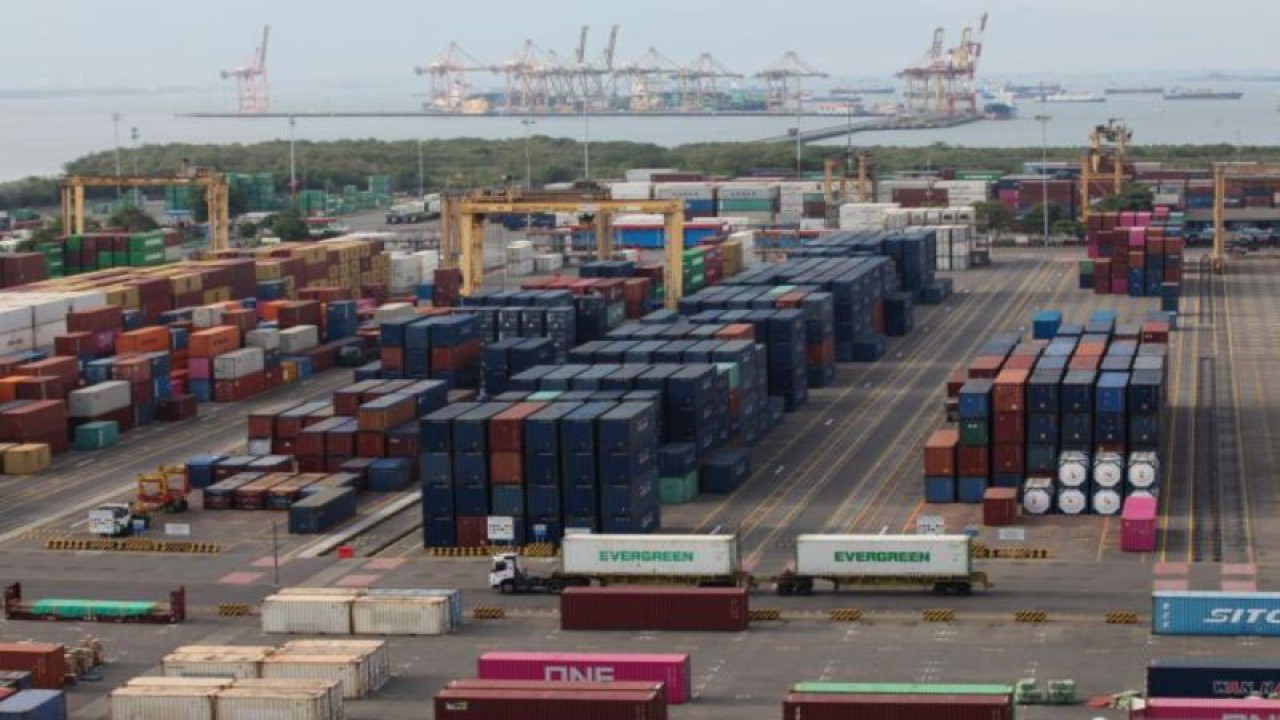 Ilustrasi - Truk trailer melintas di kawasan penumpukan kontainer (container yard) PT Terminal Petikemas Surabaya di Surabaya, Jawa Timur, Jumat (29/12/2023). ANTARA FOTO/Didik Suhartono/nym