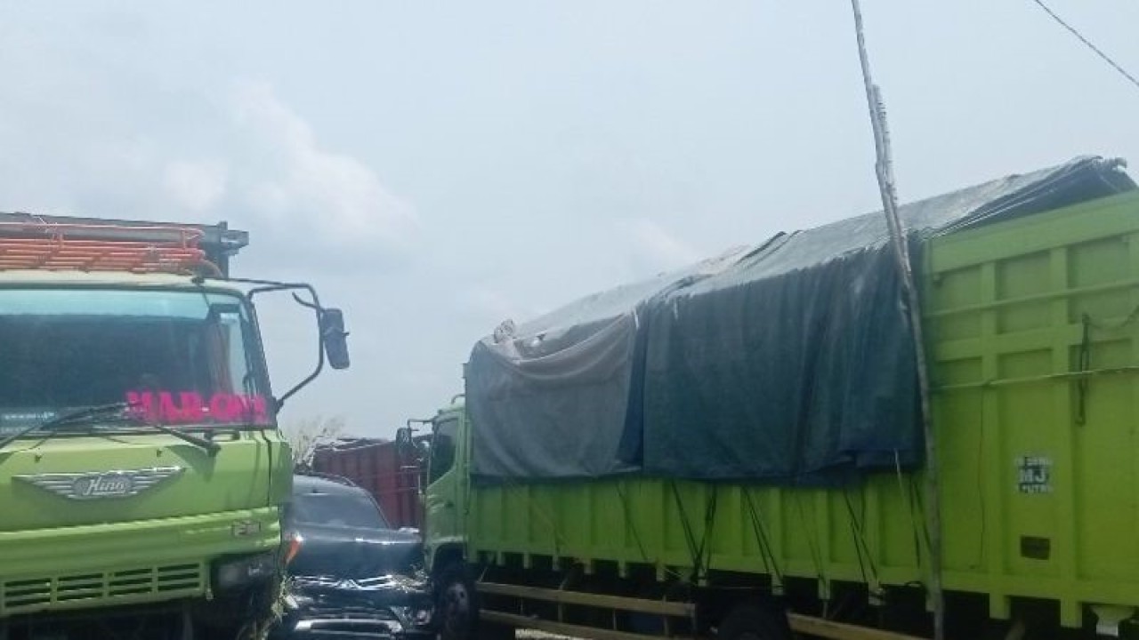 Truk tronton diamankan di Pos lalu lintas Musi ll, Kota Palembang, Sumsel, Rabu (24/1/2024). ANTARA/ M IMAM PRAMANA.