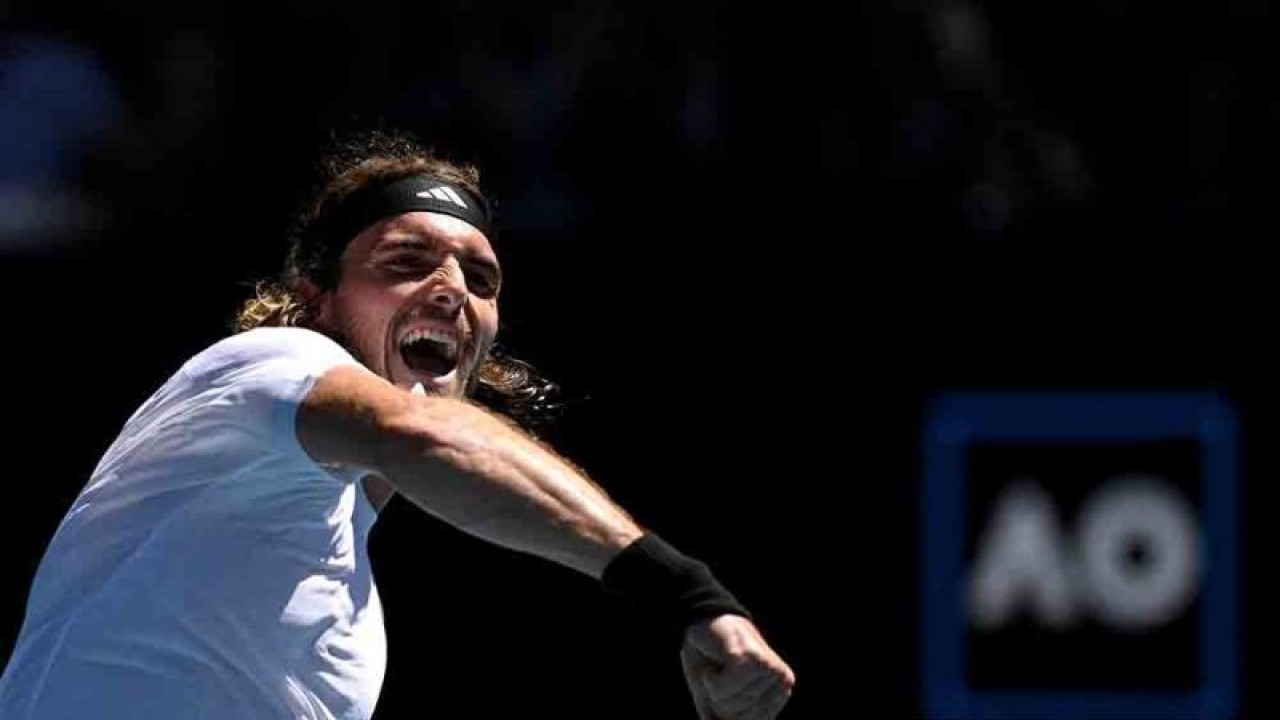 Petenis Yunani Stefanos Tsitsipas mengembalikan bola ke arah lawan petenis Belanda Tallon Griekspoor pada putaran ketiga Australian Open di Melbourne Park, Melbourne, Australia, Jumat (20/1/2023). Tsitsipas melaju ke babak berikutnya setelah berhasil mengalahkan Tallon Griekspoor dengan skor 6-2, 7(7)-6(5), dan 6-3. ANTARA FOTO/REUTERS/Jaimi Joy/rwa.