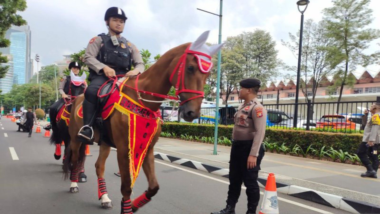 Polisi Berkuda (Turangga) melaksanakan patroli di sekitar Istora Senayan, Gelora Bung Karno, Jakarta, Minggu (7/1/2024). ANTARA/Bayu Pratama Syahputra.