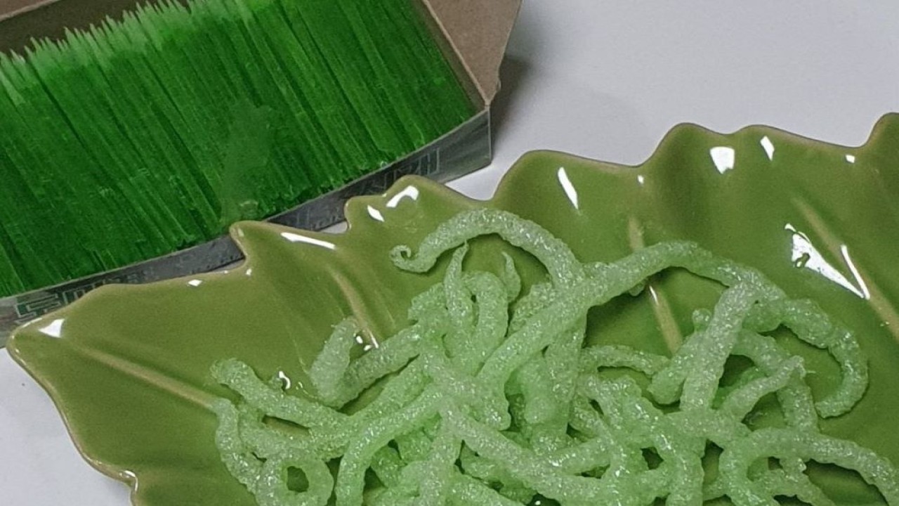 Penampakan tusuk gigi hijau yang viral dikonsumsi di Korea Selatan. (X @hee_2458 via Reuters)