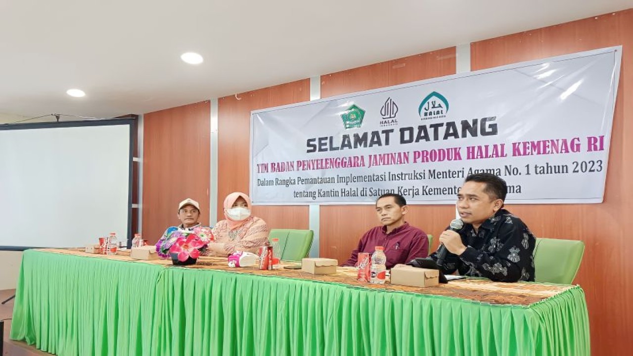 Ketua LP2M UIN Datokarama Doktor Kiai Haji Sahran Raden dalam pertemuan dengan pihak Badan Penyelenggara Jaminan Produk Halal (BPJPH) Kemenag di UIN Palu. ANTARA/Istimewa.