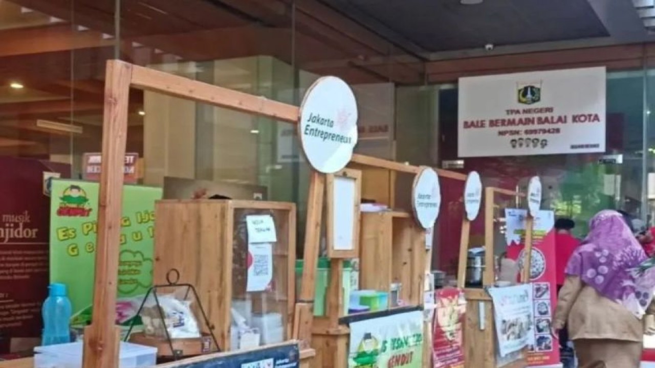 Kegiatan bazar yang melibatkan pelaku usaha mikro, kecil, dan menengah (UMKM) JakPreneur di Balai Kota DKI, Jakarta Pusat, Selasa (12/9/2023). ANTARA/Siti Nurhaliza